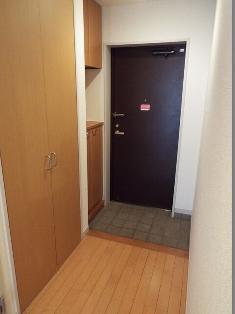 物件内観写真20　(別室参考写真　廊下には収納があり便利です。)