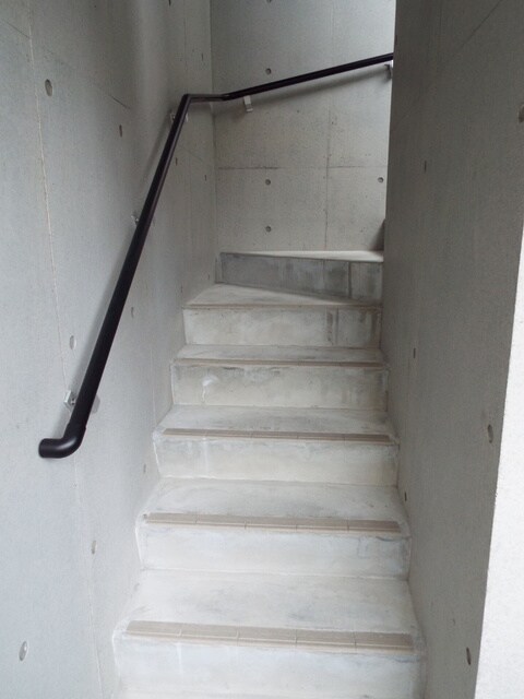 物件外観写真7　(コンクリートの階段もおしゃれ♪)