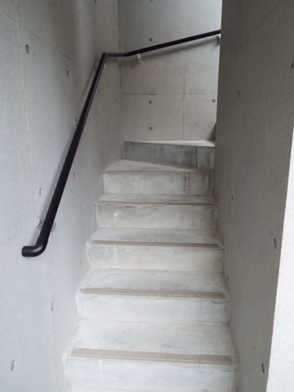 共用設備(コンクリートの階段もおしゃれ♪)