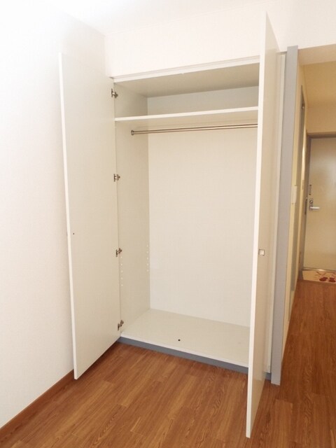 物件内観写真15　(パイプハンガー付の収納です☆)