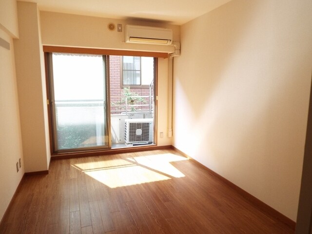 物件内観写真18　(南向きの洋室６．７帖♪)