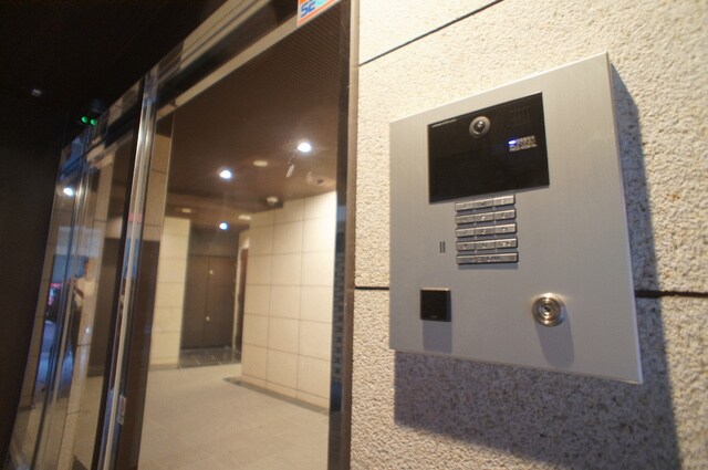 物件外観写真5　(安心のオートロック付きマンションです。)