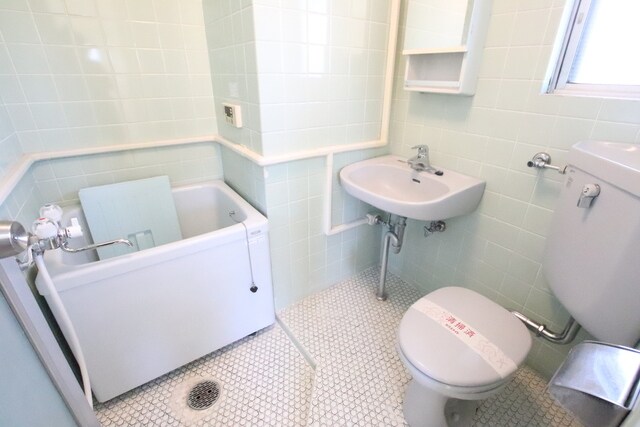 物件内観写真9　(小窓付)