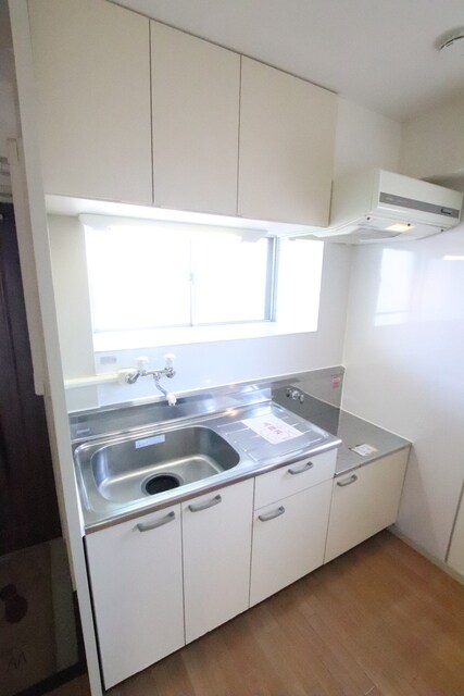 物件内観写真10　(上下に収納があるキッチンです)