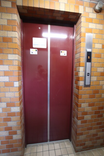 物件外観写真2　(エレベーター♪)