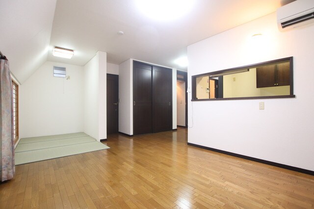 物件内観写真3　(※照明・カーテンの有無は確認中です)