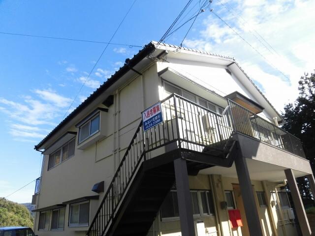 物件外観写真1　(解放感がある立地の中で日当たりがとても良いのが特徴です。)