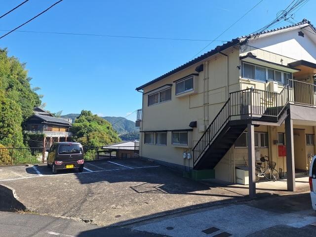 物件外観写真2　(敷地駐車場　２台目は要相談)