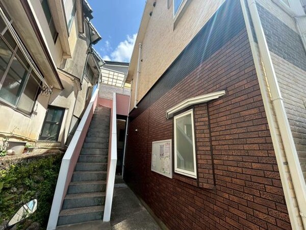 外観(階段上に防犯カメラ)