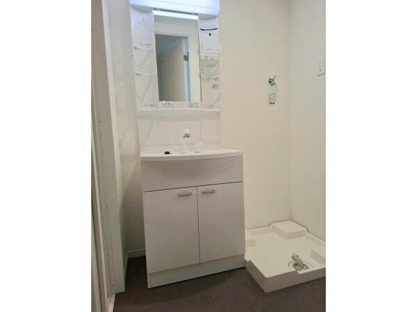 洗面・脱衣所(白基調で清潔感があります)