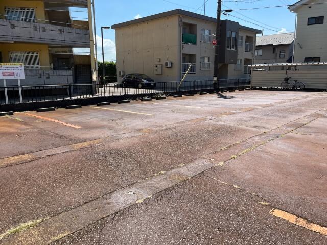 ルピナス小矢部の駐車場