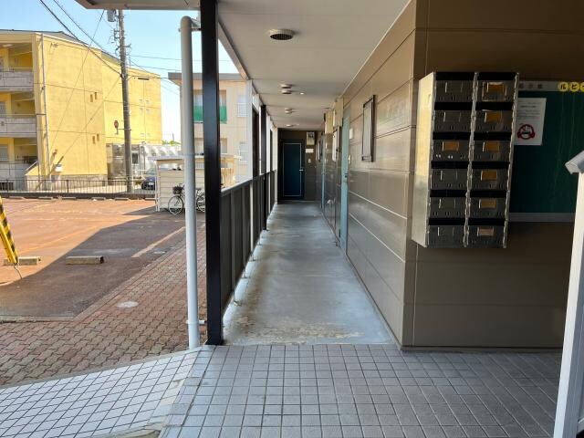 ルピナス小矢部の玄関周り