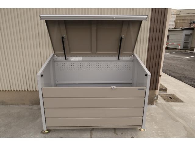 物件外観写真4　(敷地内に専用ゴミステーションあり)