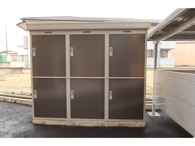 物件外観写真5　(各室用外部収納ボックス)