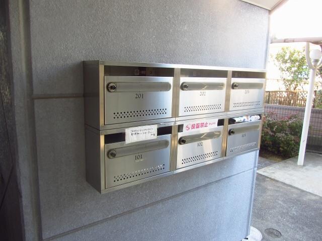 物件外観写真4　(集合郵便受け)
