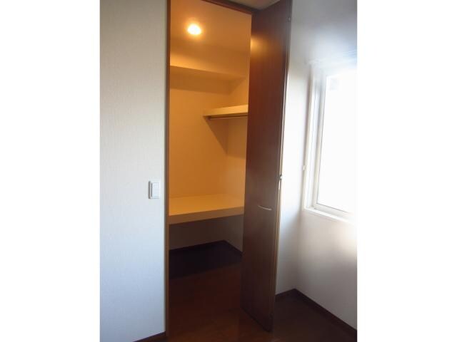 物件内観写真14　(4.5帖洋室収納)