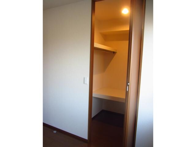 物件内観写真15　(4.5帖洋室収納)