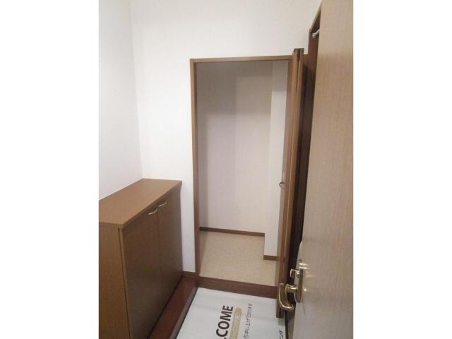 物件内観写真6　(玄関収納)