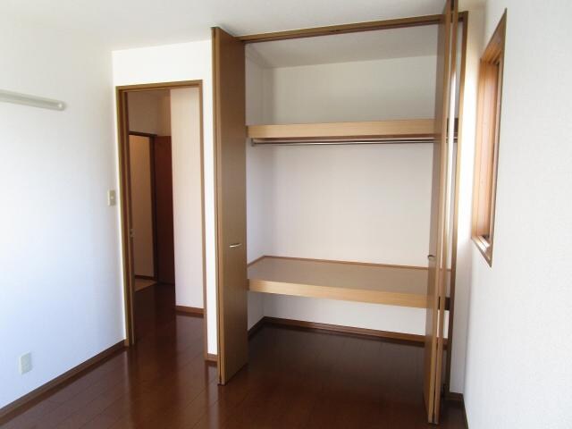 物件内観写真15　(北側洋室収納)