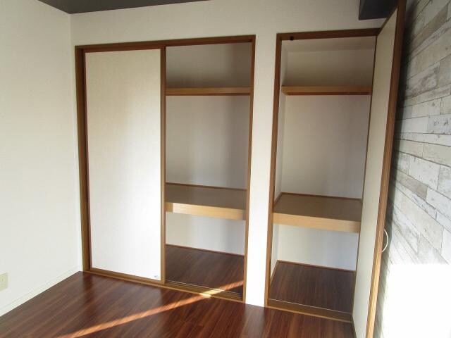 物件内観写真25　(南側洋室収納)