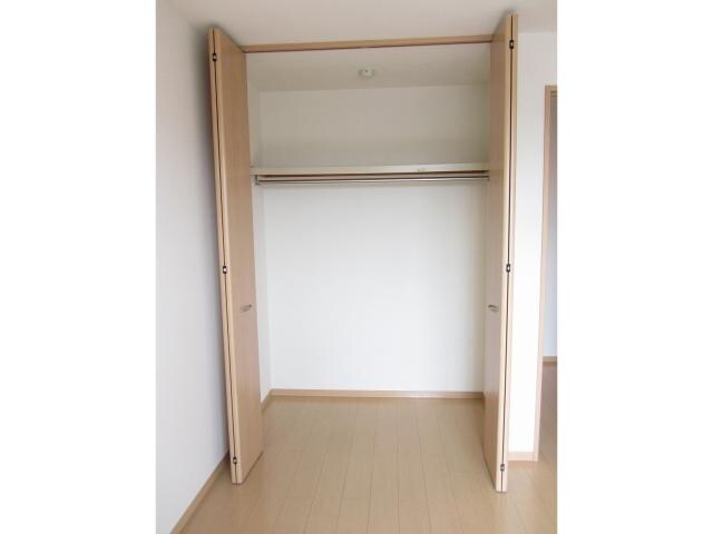 物件内観写真12　(西側洋室収納)