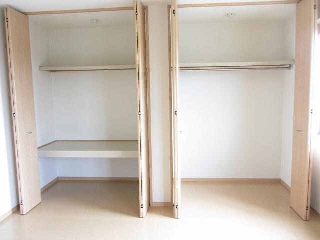 物件内観写真20　(東側洋室収納)