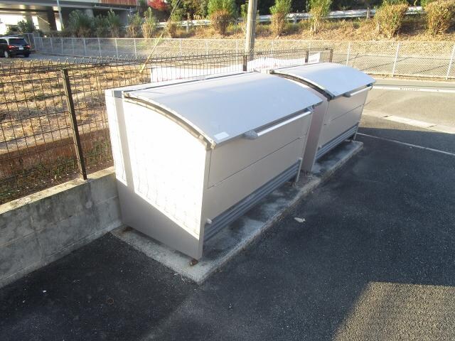 物件外観写真4　(ゴミ置き場)