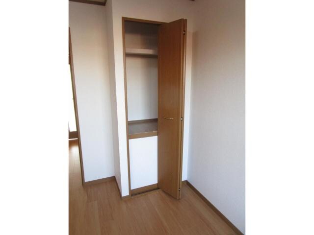 物件内観写真14　(北側洋室収納)