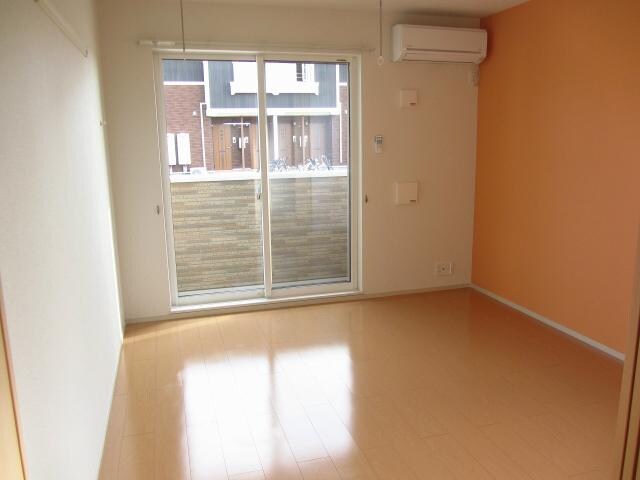 物件内観写真11　(南側洋室)