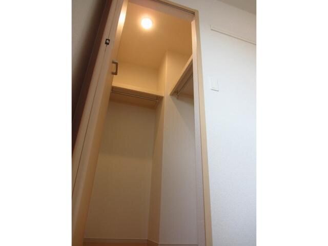 物件内観写真22　(北側洋室収納)