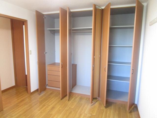 物件内観写真15　(北側洋室収納)