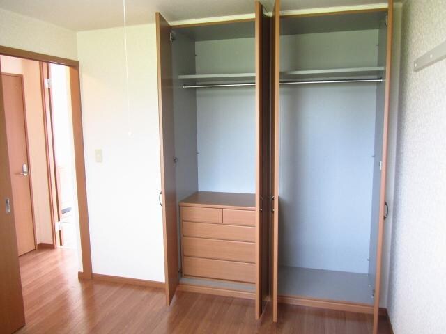 物件内観写真14　(北側洋室収納)