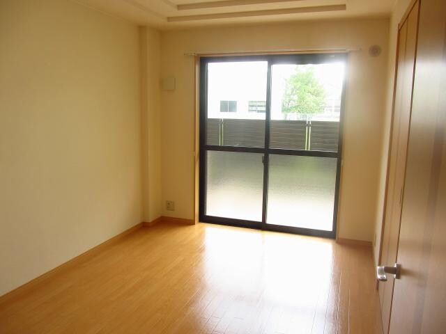 物件内観写真18　(南側洋室)