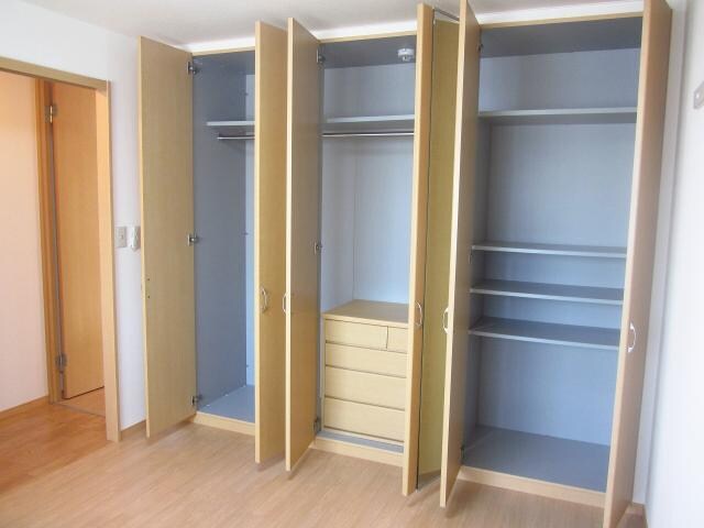 物件内観写真25　(北側洋室収納)