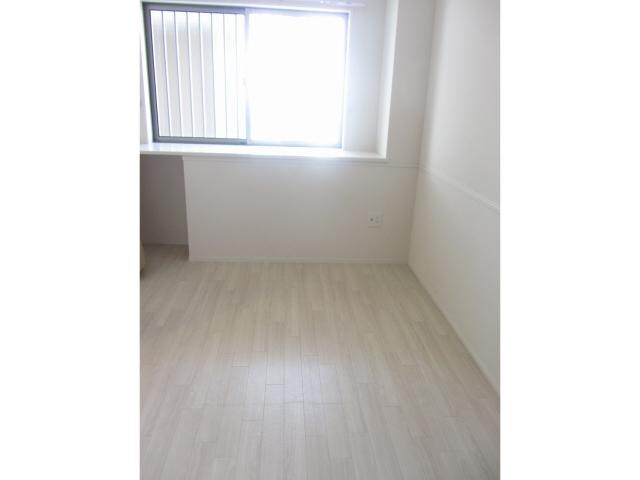 物件内観写真13　(北側洋室反転タイプ)