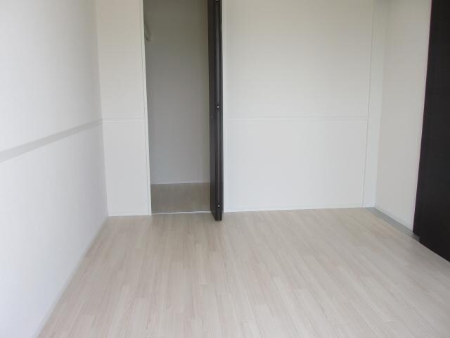 物件内観写真24　(南側洋室反転タイプ)