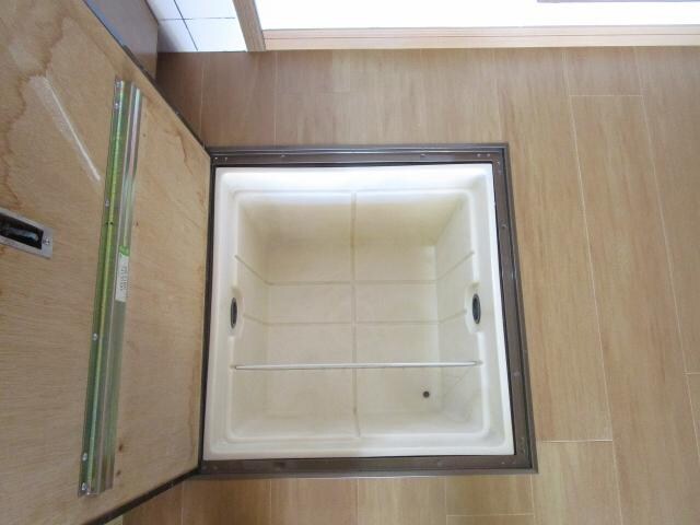 物件内観写真23　(床下収納)