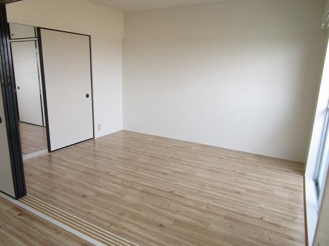 物件内観写真19　(南側6帖洋室)