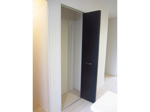 物件内観写真18　(リビング収納)