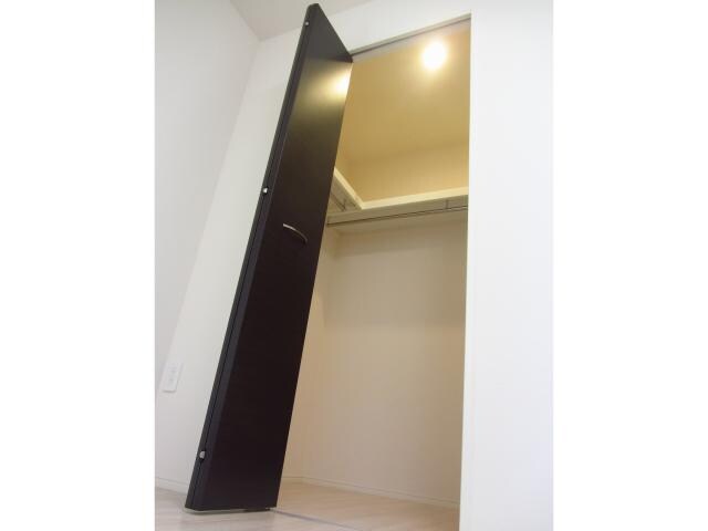 物件内観写真31　(5.7帖洋室収納)