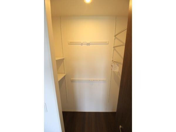 物件内観写真10　(5.5帖洋室収納)