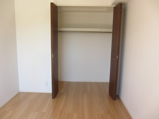 物件内観写真28　(6帖洋室収納)