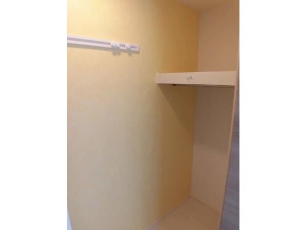 物件内観写真11　(北側洋室収納)