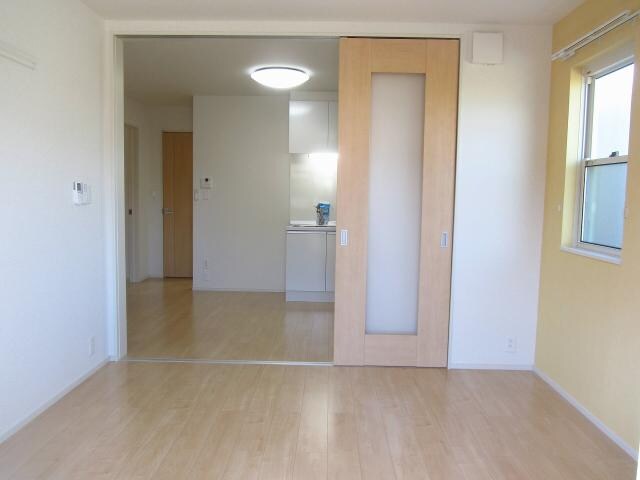 物件内観写真18　(バルコニー側６帖洋室)