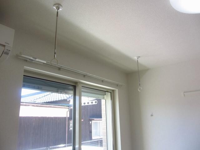 物件内観写真29　(室内物干し)