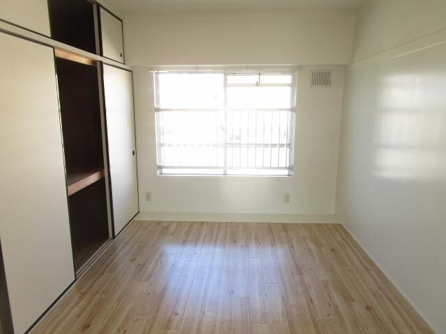 物件内観写真19　(北側６帖洋室)