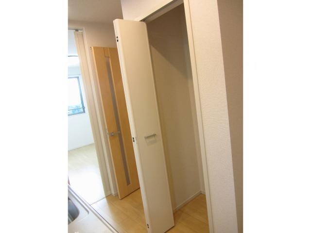 物件内観写真12　(キッチン後ろ収納)