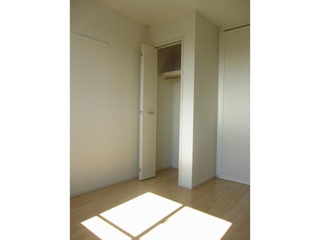物件内観写真18　(5.3帖洋室収納)