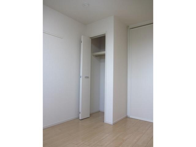 物件内観写真18　(5.3帖洋室収納)