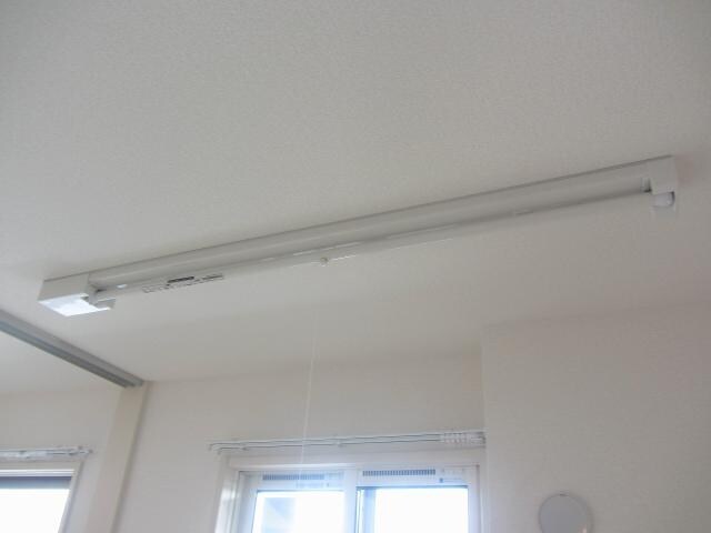 物件内観写真30　(室内物干し)